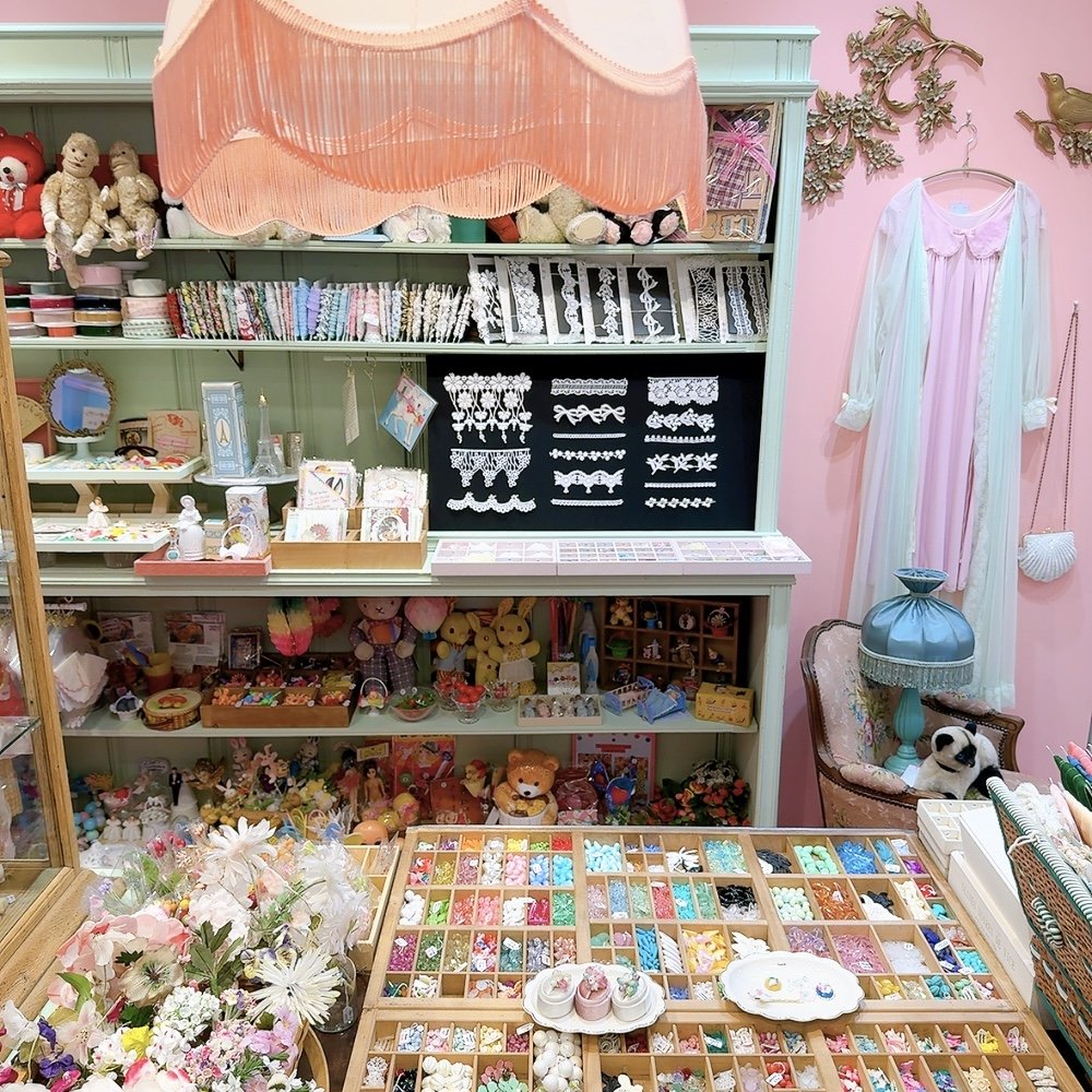 B0.5F ヴィンテージデコ 【Welcome to Vintage Deco Laforet Harajuku store】: ヴィンテージDecoラフォーレ原宿店のコンセプトは 「アンティークに恋する乙女のお部屋」 昔むかしの遠い国のお嬢さんが 大切に持っていた宝物が、 物語りのように… laforet.ne.jp/news_events/20…