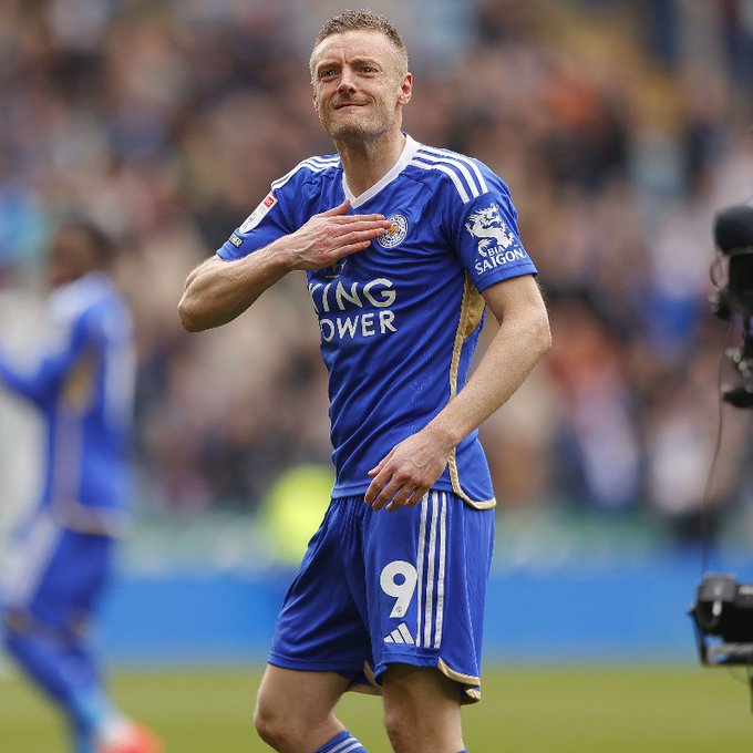 FootballFactly's tweet image. Jamie Vardy at the age of 37 has helped Leicester City gain promotion into the Premier League. He didn't run to another club when they got relegated. He fought! 

Class! 🫡