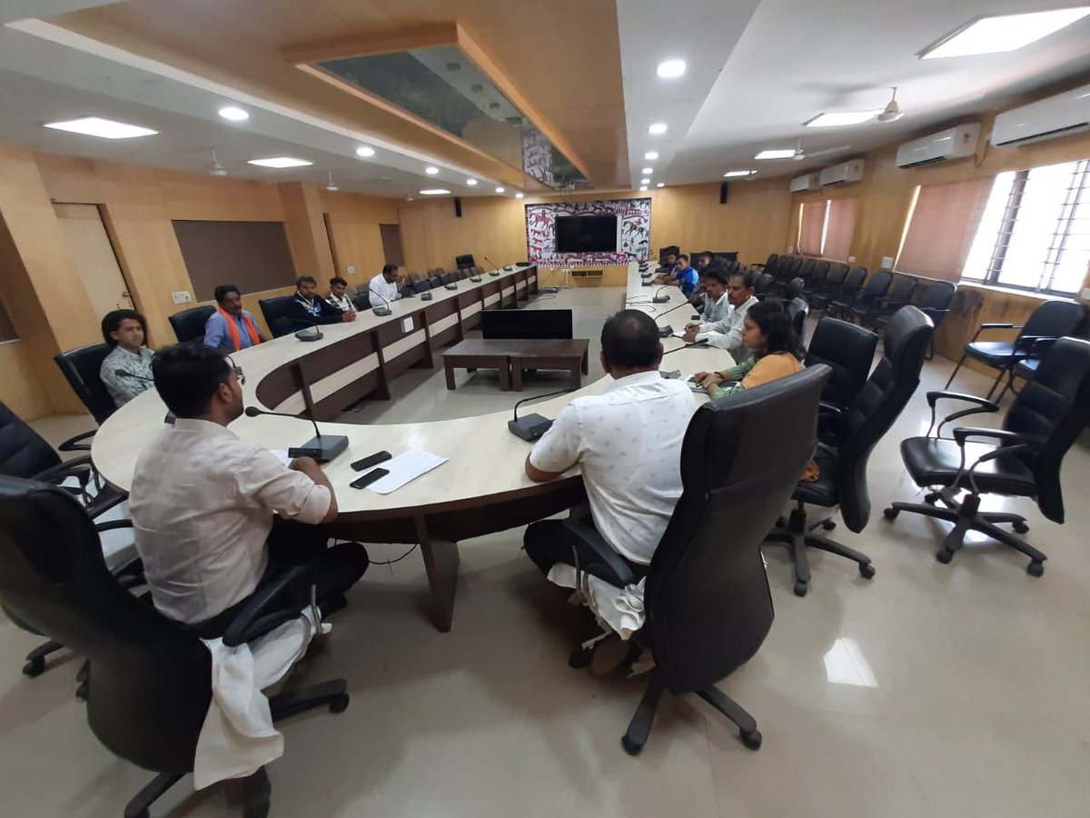 Meeting with icons and social media influencers was held on 24/4/2024 for promoting voter awareness. 
@SpokespersonECI @ECISVEEP @rajivkumarec @CEOGujarat @collectorcu