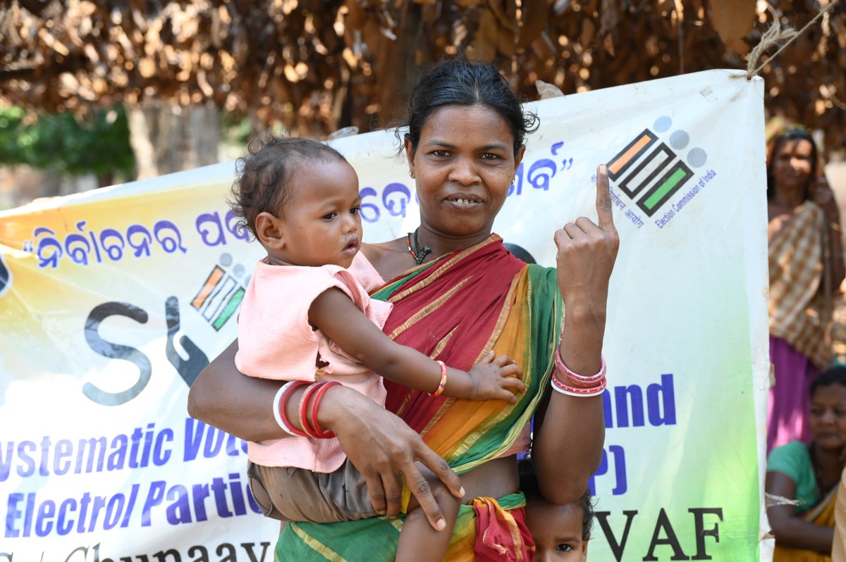 🌳 SVEEP activities raise awareness among Paudi Bhuyan Tribes (PVTG) voters. ERO-cum Sub Collector Bonai leads events with cultural flair, empowering our PVTG community. Let's encourage everyone to vote! 🗳️ #SVEEP #PVTGVoters #ChunavKaParv #DeshKaGarv #Election2024 📢🌟