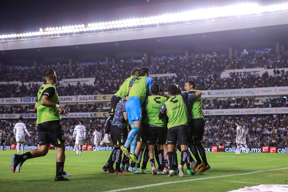 ⏱️| 90' #GallosVsPumas Se jugarán seis minutos más. ¡VAMOS! 🐓 1-1 🐾 #CorazónyAguante