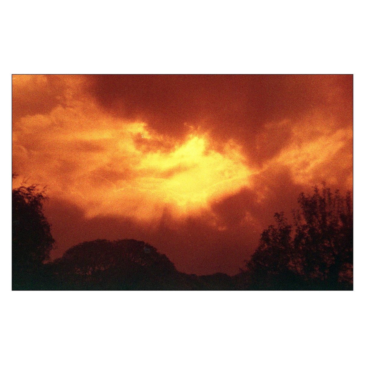 #colorfilmphotography #fotografiaanalogica #paesaggioitaliano #filmphotography #sunlights #nuages #nuvove #sole #c41 #fotografiaanaloga #pratosesia