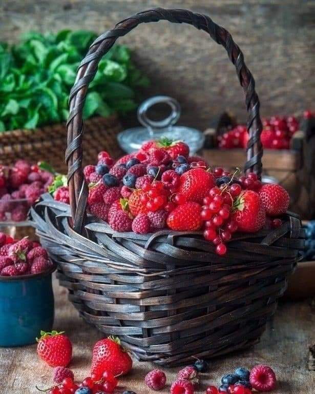 Siamo come fragole.. La loro dolcezza, è dosata, sussurrata, come vento tiepido. Le fragole, un frutto di cuore, rosso la gelosia il colore, dolce il gusto, come noi, è fragile. Giò46 #VentagliDiParole #27aprile Buongiorno a tutti.