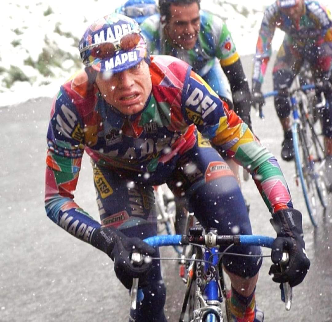 Tour de Romandia 2002, final en alto en Leysin bajo unas condiciones dantescas. Un joven Cadel Evans con los colores del Mapei en una de sus primeras actuaciones destacables como corredor profesional, acabando 6° en la etapa. 📷 @grahamwatson10