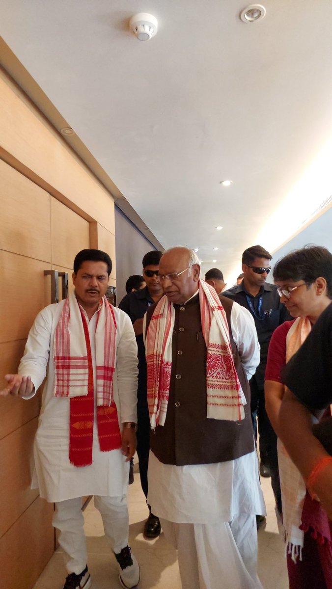 Congress President @kharge ji arrived in Assam to campaign for Congress candidates….