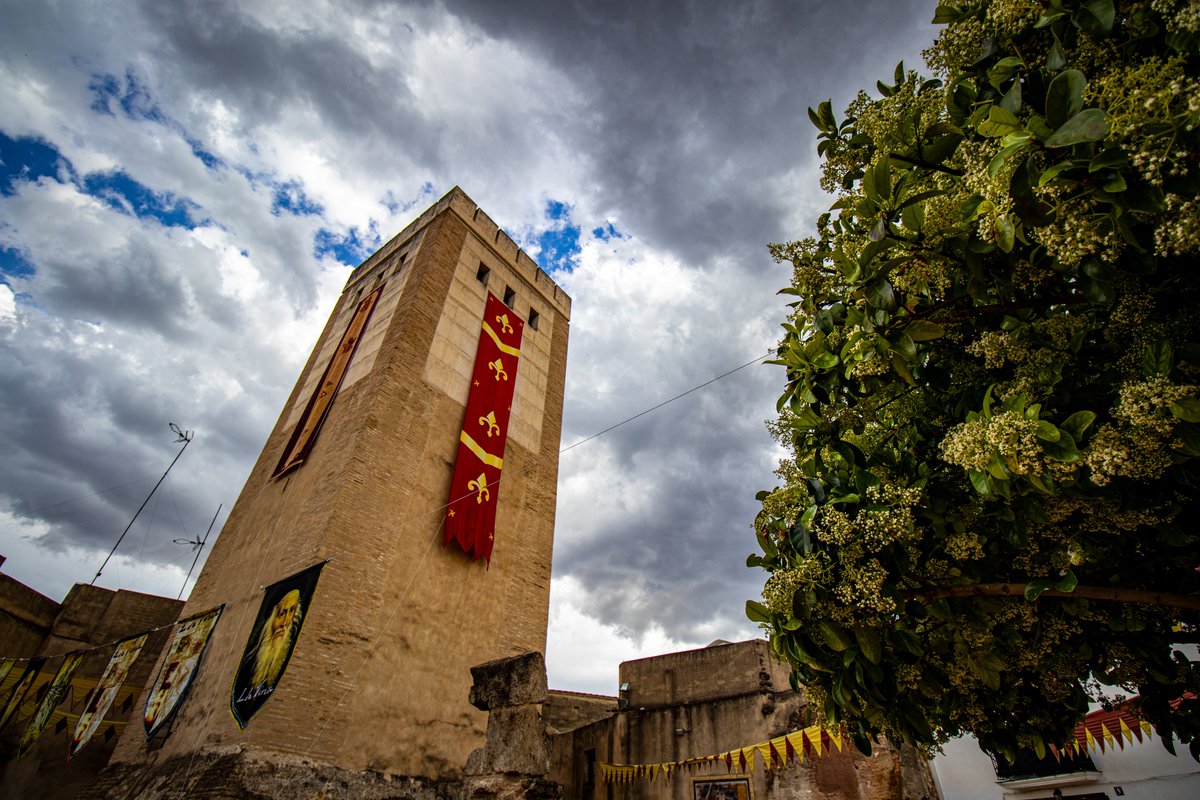 La Torreta de Canals engalanada para la 'I Feria Turística Calixto III'. #canals #valencia #valenciabonita #feria #fiesta #historia #borja #borgia #calixtoiii #papa @valenciabonita_