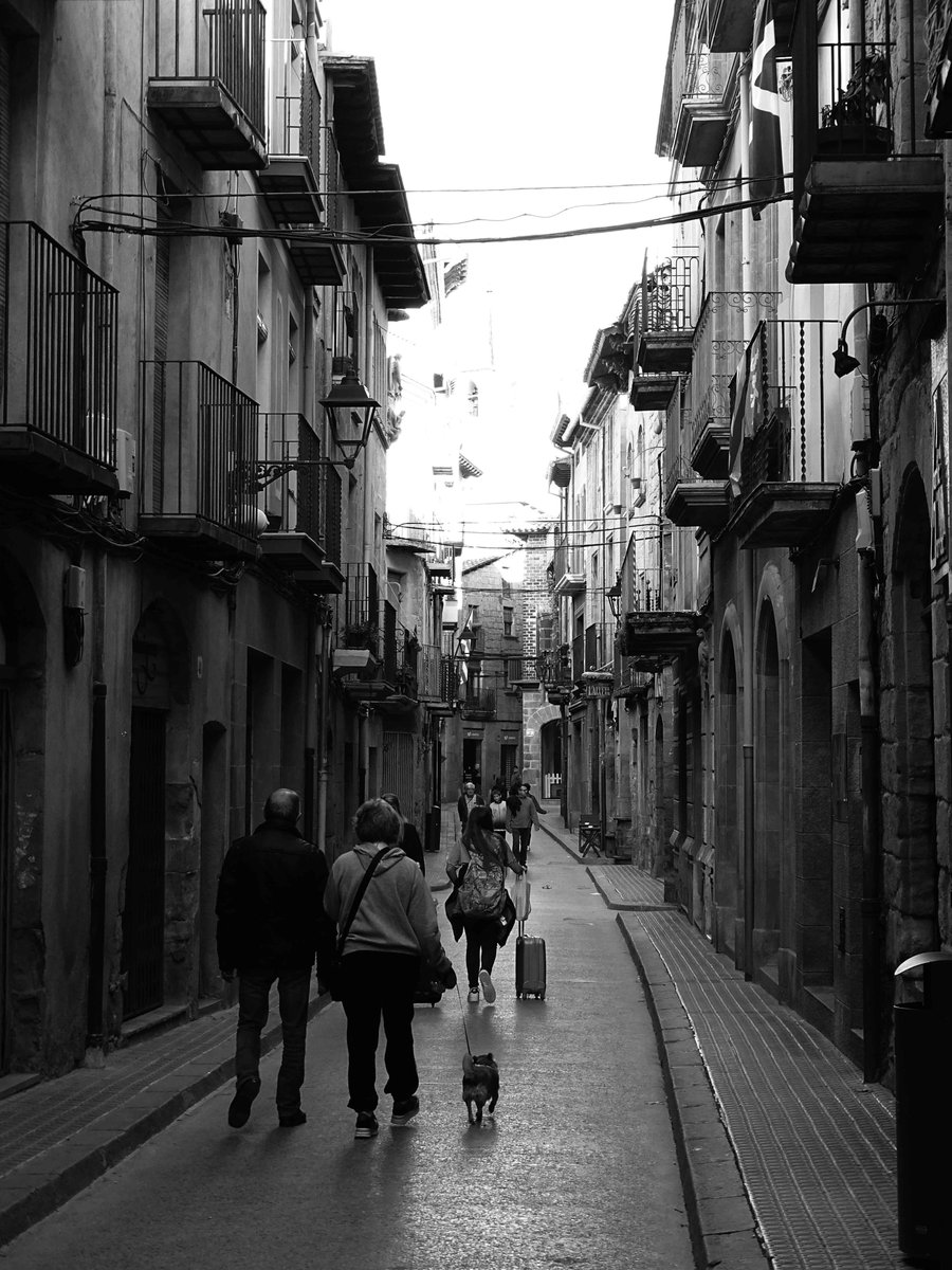 Caminants...Solsona #solsona #solsonès #païsoscatalans #catalunya #landscapephotography #landscape #landscapes #landscape_captures #landscape_lovers #streetstyle #streetsphotography #street #bnw #bnwphotography #bnwmood #bnw_greatshots #bnw_captures #bnw_rose #landscapestyles