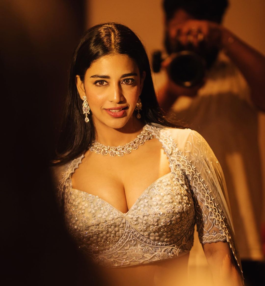 Glamorous #DakshaNagarkar stunning clicks raises the heat in this hot summer 🔥#Actresses #ActressLife #TeluguFilmIndustry #Telugu #4sidestvtelugu
