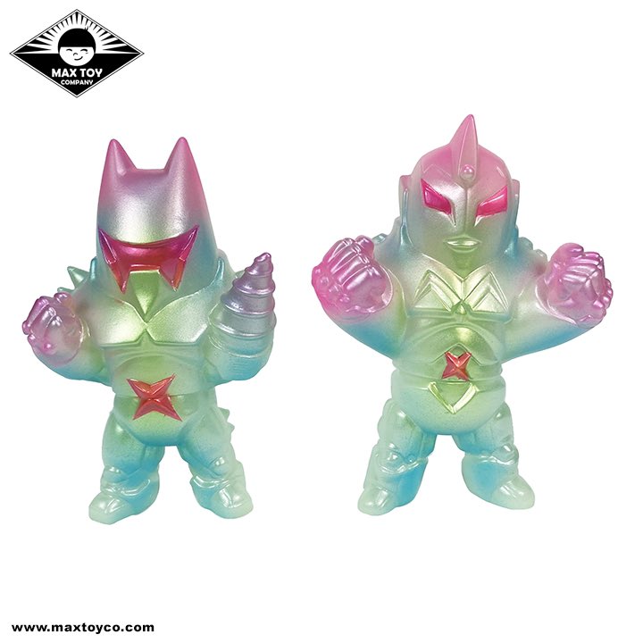 maxtoyco's tweet photo. Thank you ! These sold out before I could post or email the sale 😬 Maxxbot & Maxx Sentry glow and dark #sofubi Using @vinylwonderpaint on these 🎉✨ #maxtoyco #maxtoy #airbrush #kaiju #robot #captainmaxx https://t.co/qghwojg6WT