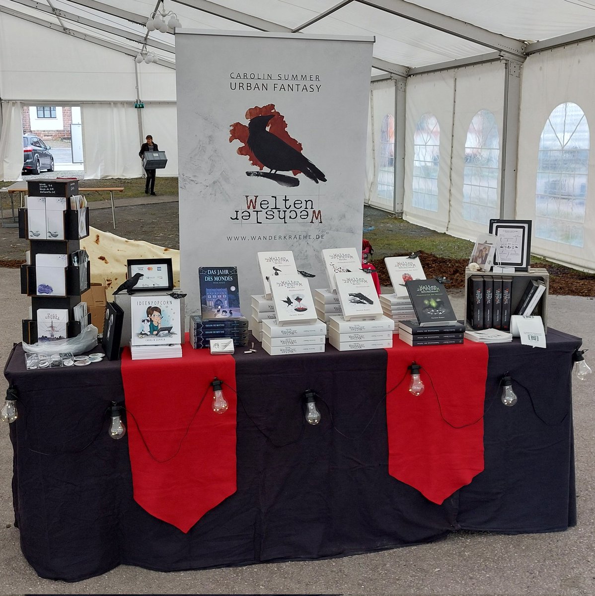 Meeep-Meeep!
Heute und morgen findet ihr mich auf dem FaRK Nerd Market in Reden.

Der Stand steht im Festzelt, Lesung ist Sonntag um 15 Uhr.

Mein Gastbuch dieses Jahr ist das Debüt von <a href="/poisonpainter/">Anne Zandt</a> :D

fark-messe.de/fark-nerd-mark…