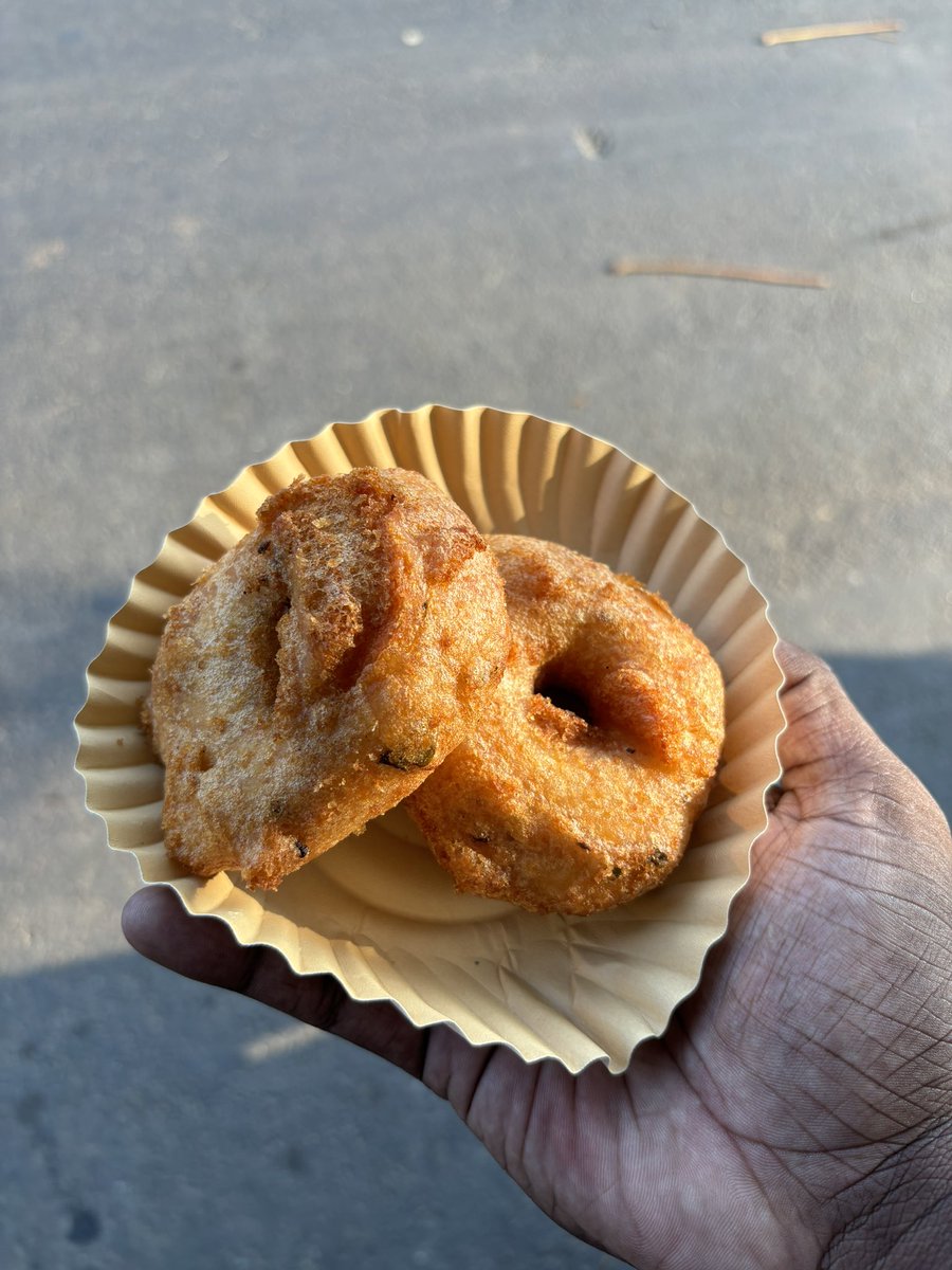 Whenever I cross Saidapet, I've seen a huge crowd in front of this tea shop. I tried the place today and the snacks were so good. Especially the Medhu vadai. What a vadai! Their chutney and coffee were average. But, vadai was amazing. If you are in Saidapet and feel like having