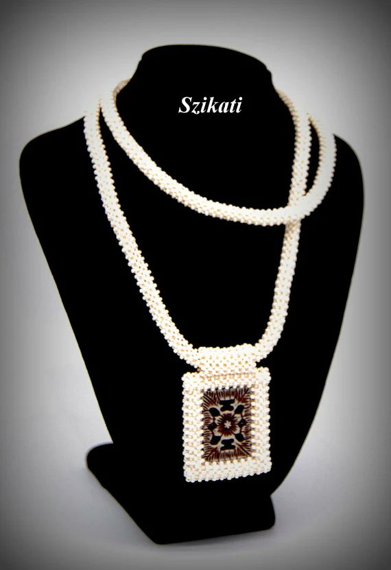 Beige Beadwoven Metal-free Long Pendant Necklace, Elegant Beaded High Fashion Jewelry, Women's Accessory, Gift for Her, OOAK Seed Bead Art etsy.me/3UgwGqb @Etsy által