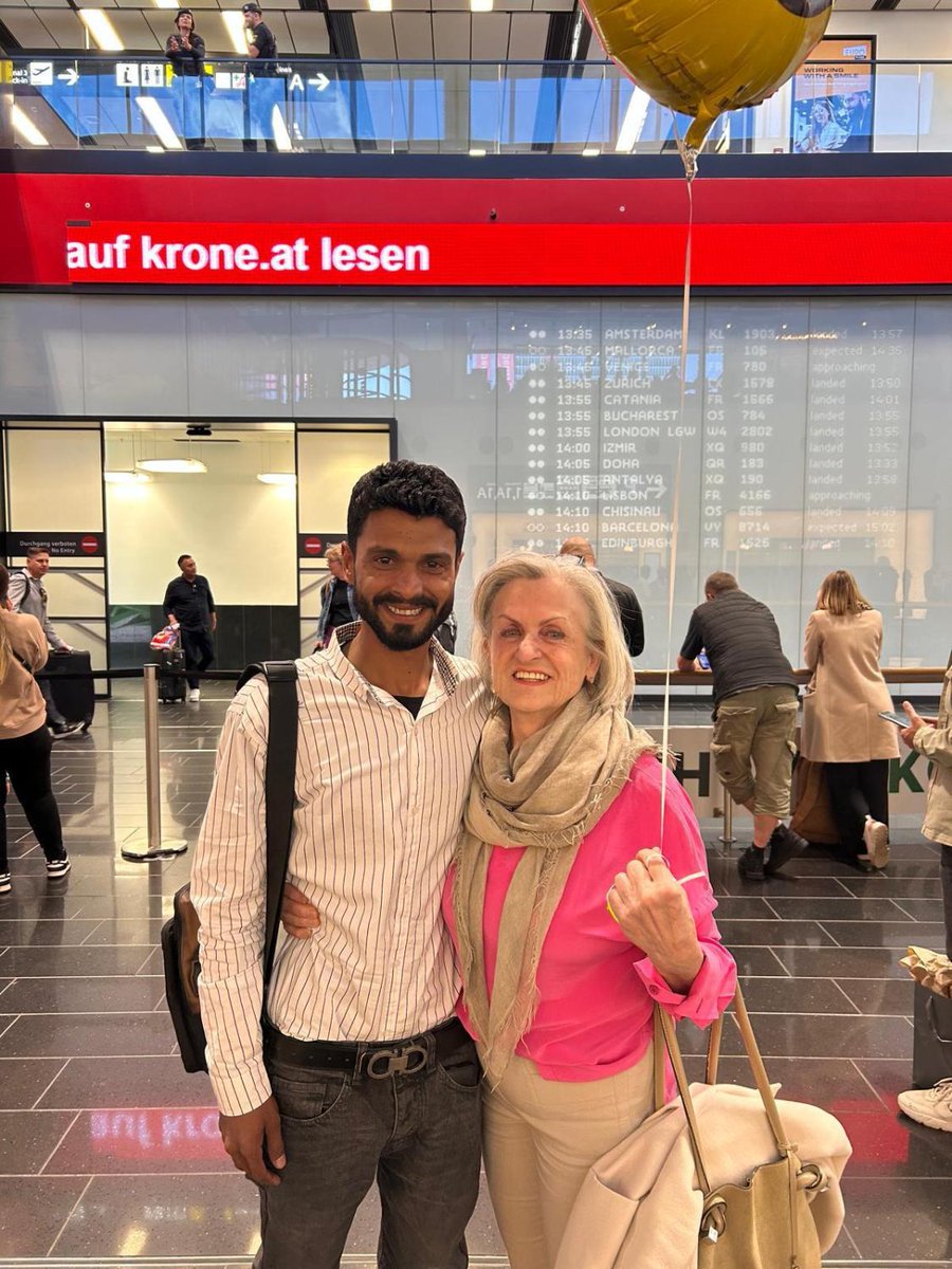 Sechseinhalb Jahre kämpfte Wirtin Hermine Hanke um die Rückkehr ihres pakistanischen Kochlehrlings – mit Erfolg: Qamar Rafique landete gestern am Flughafen Wien. [OÖNplus] nachrichten.at/oberoesterreic…