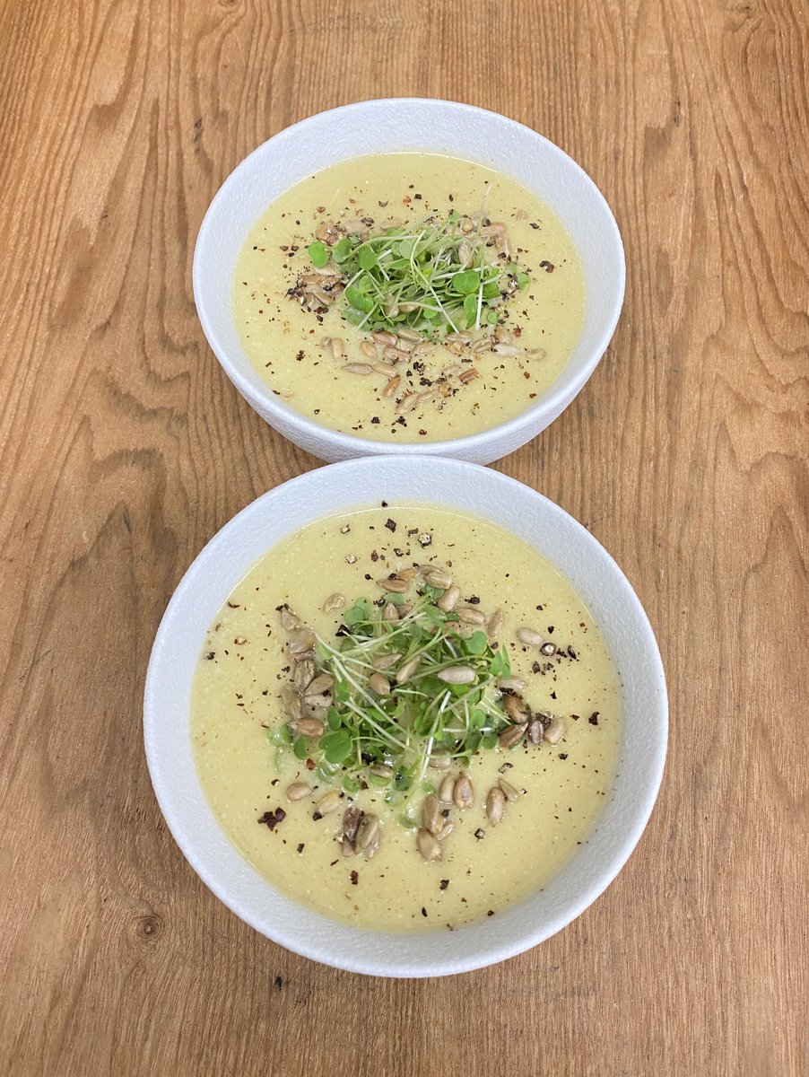 CREAMY POTATO 🥔 LEEKS SOUP 🍲 
#chefeazzy#
#foodies#
#healthyfood#
#cheflife🔪#