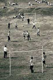 Les règles du foot lors de notre enfance 😍😂 :

➡️1- Il n'y a pas d'arbitre.

➡️2- Il n’y a pas de hors-jeu.

➡️3- le plus nul, gros, ou jeune est toujours le gardien

➡️4- Il y a faute que si la faute est grave (fracture ou sang présent)

➡️5- Si le propriétaire du ballon se…