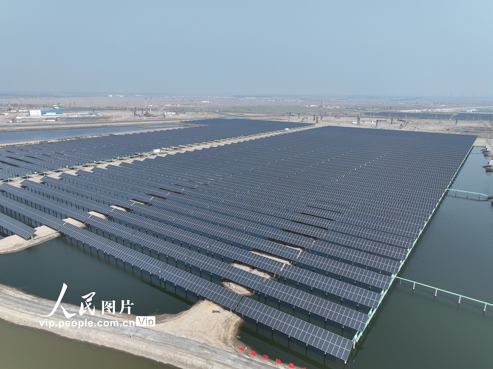 A water surface #photovoltaic power plant at Jidong Oilfield was connected to the grid recently in Tangshan, north China's Hebei. The project can generate 54.13 million kWh of electricity annually, equivalent to a CO2 emission cut of about 45,900 tonnes per year.