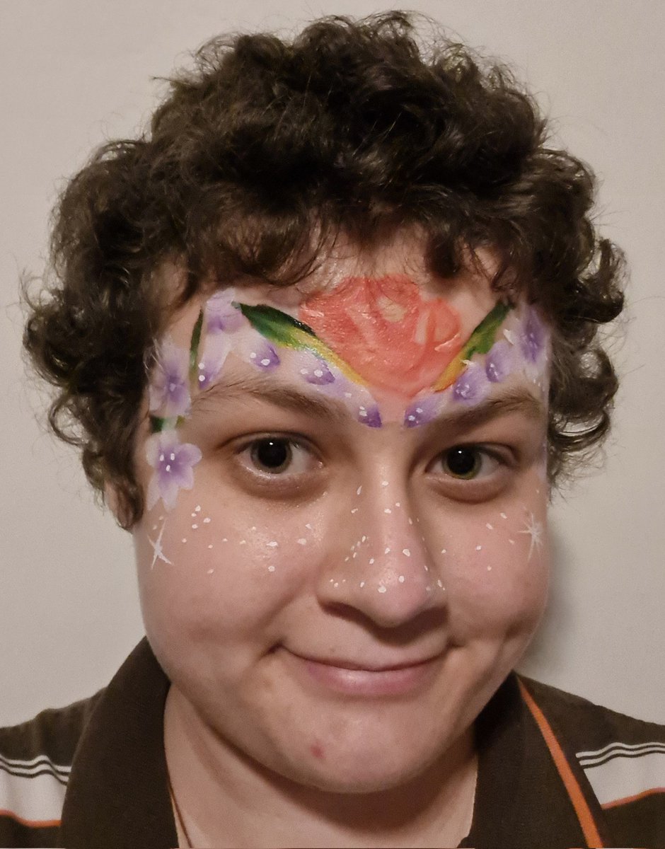 I painted a flower design. 🪻🌹✨️

#facepaint #facepainting #facepaintersoftwitter #flowers #rose #leaves #purpleflowers #practice