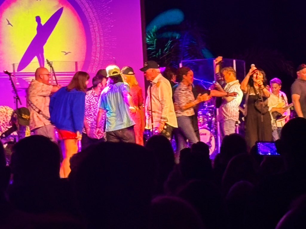 Lots of Good Vibrations and Fun, Fun, Fun in Scottsdale tonight. Incredible show by the @TheBeachBoys and some GREAT backup “dancing” by @KariLake.