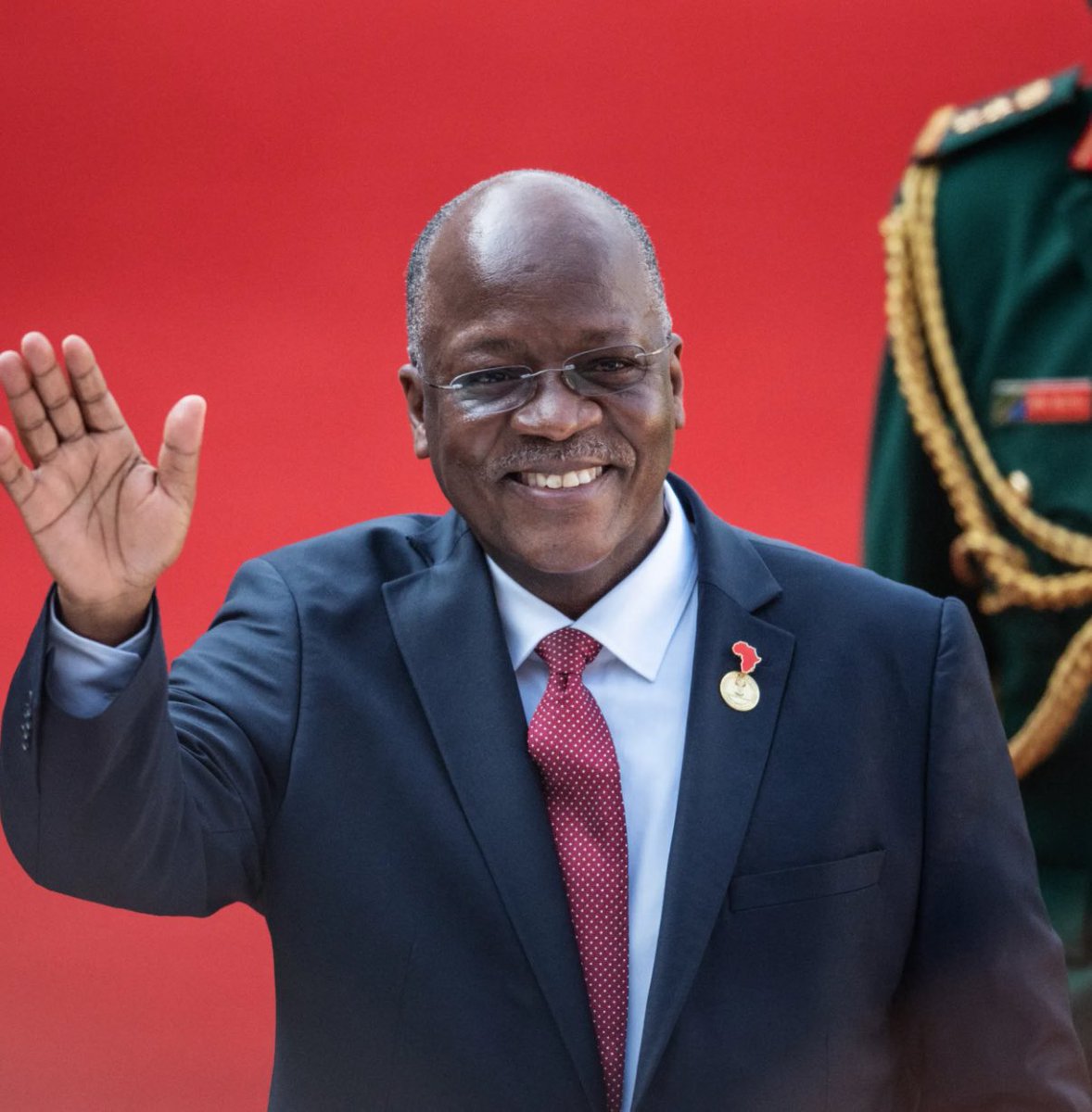 SERA KUU TANO ZA HAYATI JOHN P MAGUFULI ZINAZOFANYA AKUMBUKWE HATA LEO.! #UZI Alitamkwa kwa majina mengi wapo waliomwita tingatinga, Wengine Buldoza, Mtumbua majipu, Wengine wakadiliki hata kumwita dikteta lakini Watanzania hawatomsahau raisi huyu wa awamu ya tano.! 👇