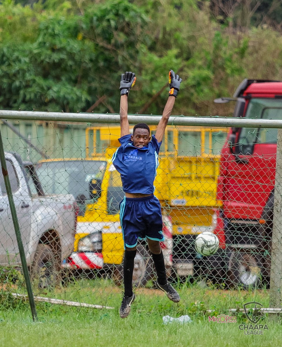 Escapades of a @ChaapaLeague goalkeeper: @XConvicts_FC 's Felix really did his 'best' but the ball had other ideas 😂
#Obunuzi9 
#Chaapaleague9