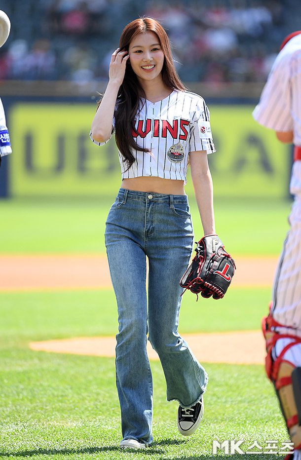 keitadj3's tweet photo. #TWICE サナ、始球式に登場（LGツインズ）⚾️ https://t.co/GlJIgv86Cv