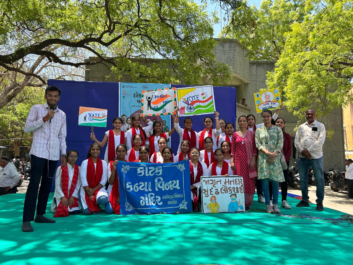 CollectorRjt's tweet image. ૬૯- રાજકોટપશ્ચિમ વિધાનસભામાં જૂની કલેક્ટર કચેરી કમ્પાઉન્ડ રાજકોટખાતે શ્રીકોટકકન્યા વિનય મંદિરની વિદ્યાર્થીનીઓ દ્વારા&quot;નુક્કડ નાટક&quot;ના માધ્યમથી  &quot;મતદાર જાગૃતિ&quot; કાર્યક્રમ યોજવામાં આવ્યો તથા આવનાર લોકશાહીના મહાપર્વ એવા ચૂંટણીમાં અચૂક મતદાન કરવા તથા કરાવવા માટે સર્વને અપીલ કરવામાં આવી