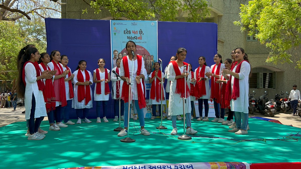 CollectorRjt's tweet image. ૬૯- રાજકોટપશ્ચિમ વિધાનસભામાં જૂની કલેક્ટર કચેરી કમ્પાઉન્ડ રાજકોટખાતે શ્રીકોટકકન્યા વિનય મંદિરની વિદ્યાર્થીનીઓ દ્વારા&quot;નુક્કડ નાટક&quot;ના માધ્યમથી  &quot;મતદાર જાગૃતિ&quot; કાર્યક્રમ યોજવામાં આવ્યો તથા આવનાર લોકશાહીના મહાપર્વ એવા ચૂંટણીમાં અચૂક મતદાન કરવા તથા કરાવવા માટે સર્વને અપીલ કરવામાં આવી