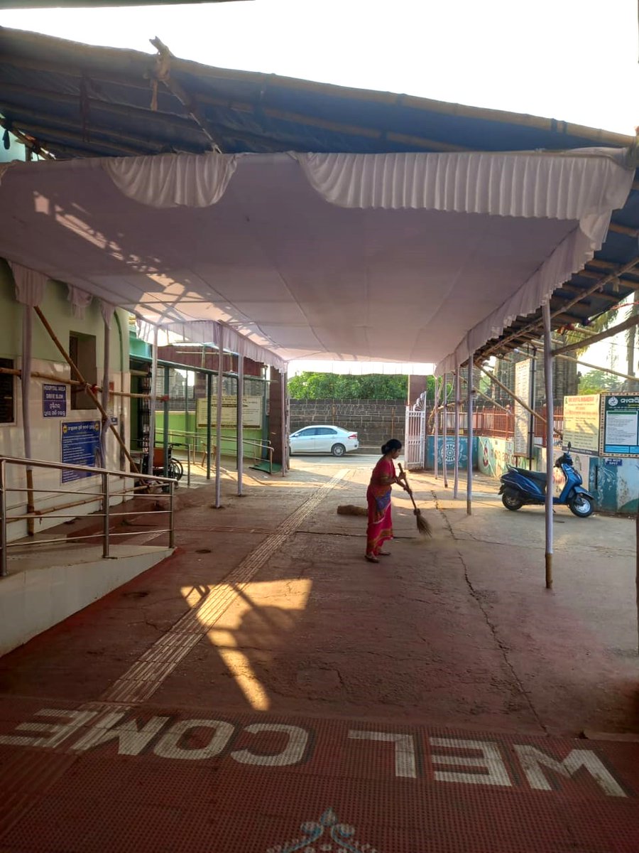 To provide respite to the patients during this scorching heat, Team BMC has set up a temporary shed in front of the Ticket counter & Medicine Ward at BMC Hospital. #BMCCares #StaySafe #StayHealthy