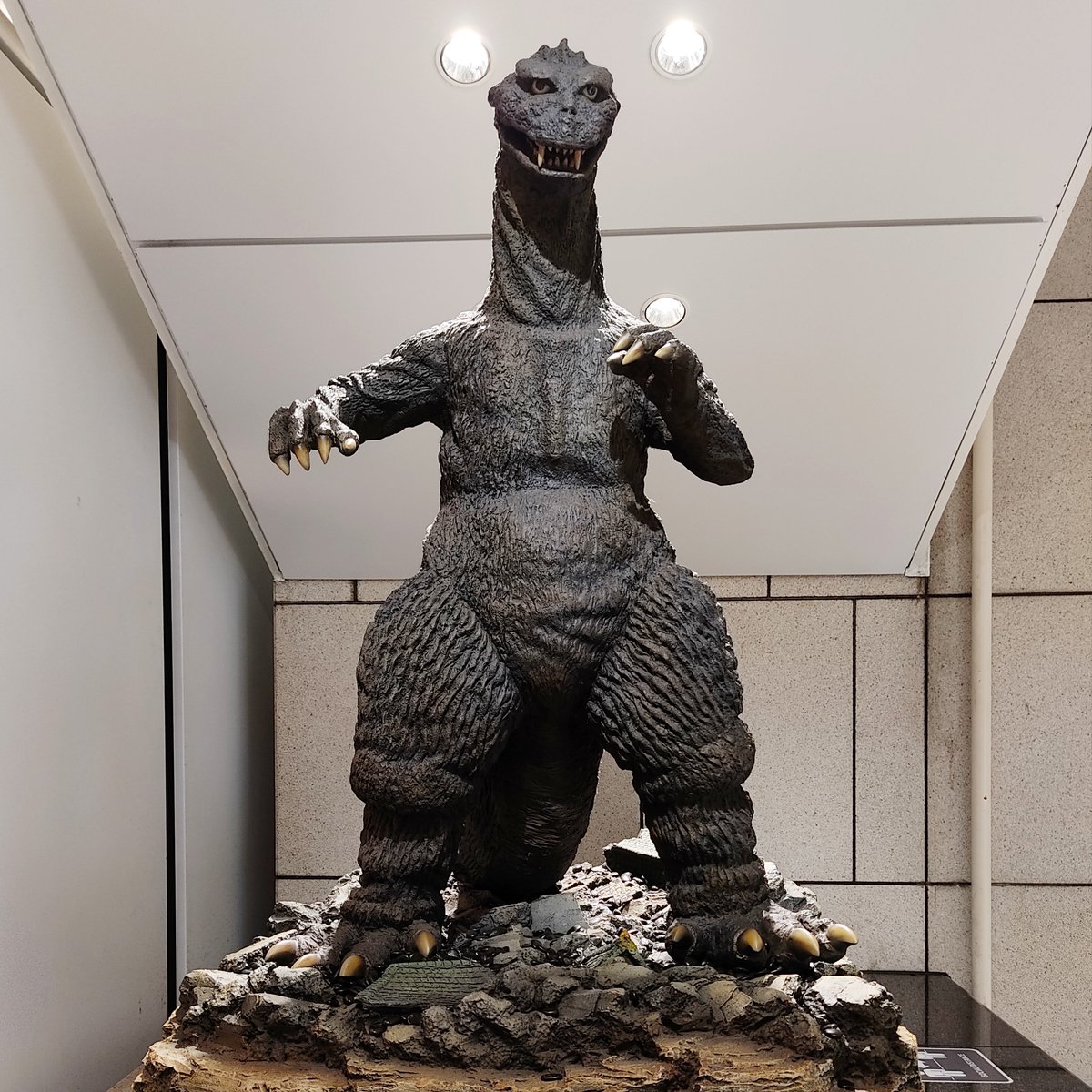 A statue of Godzilla from 'Godzilla Raids Again' (1955) is now on display at Shinsaibashi Parco in Osaka.