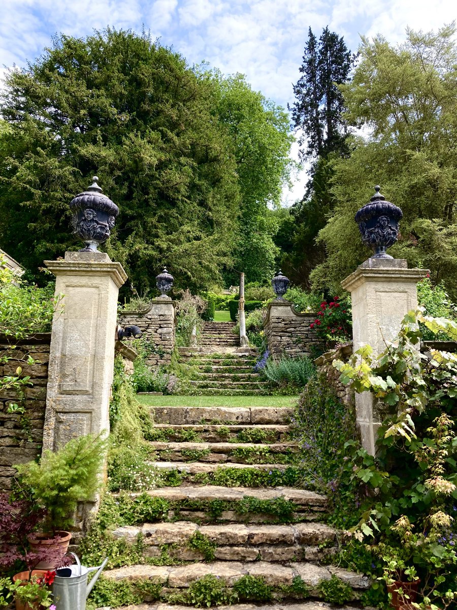 Happy #StaircaseSaturday The delightfully beautiful Italianate gardens at @IfordManor #SaturdayVibes