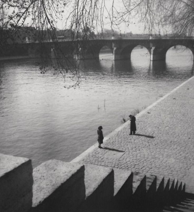 Bonjour. ☕️🥐😊 Édouard Boubat. Les berges de la Seine 1948. Paris