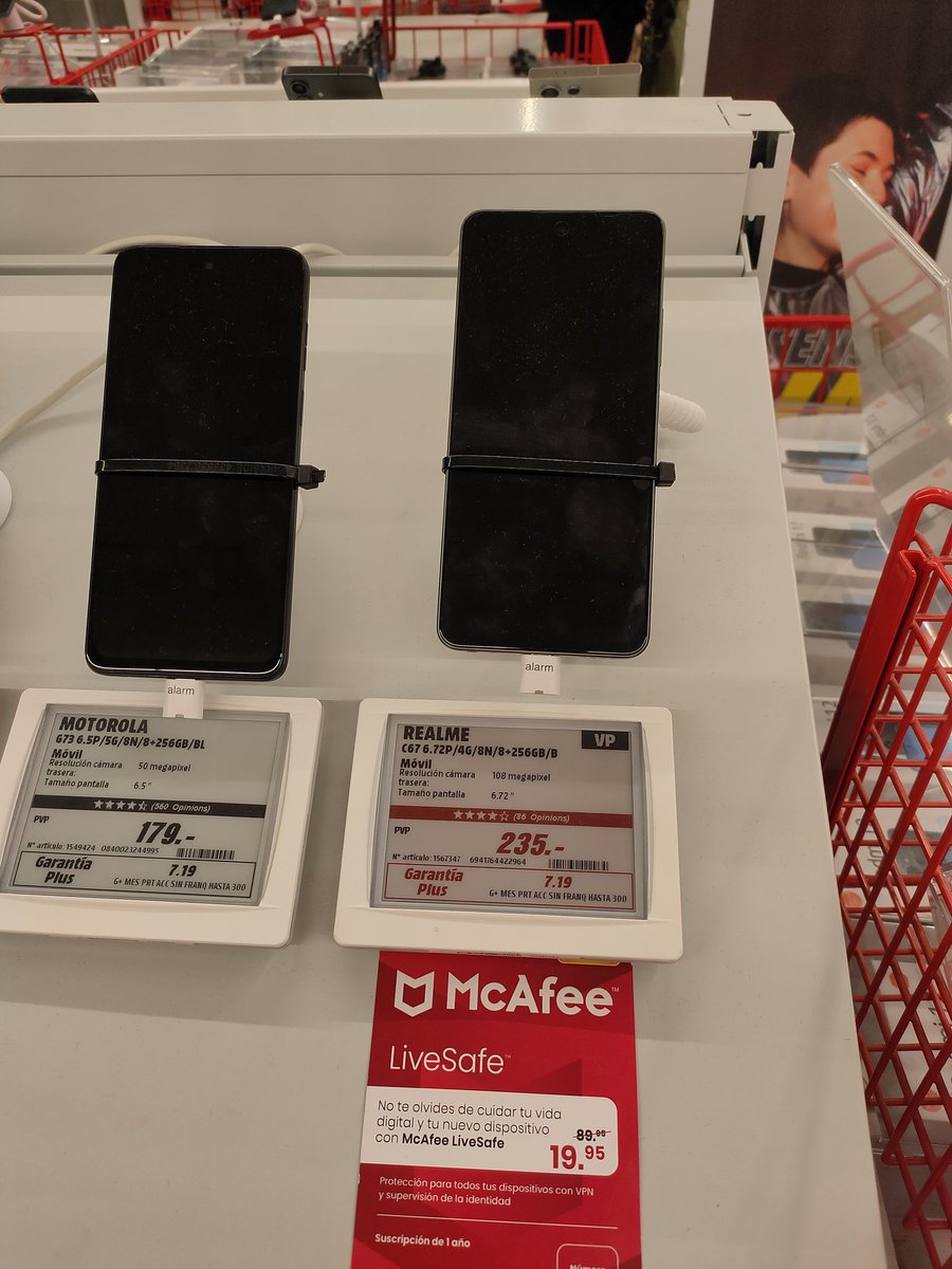 Henscf's tweet photo. Dia sense IVA a MediaMarkt el preu és més alt que la resta de dies que he observat aquest mòbil. QUE NO ENS ENGANYIN! Sou uns estafadors! https://t.co/8nE5Lwr2E2