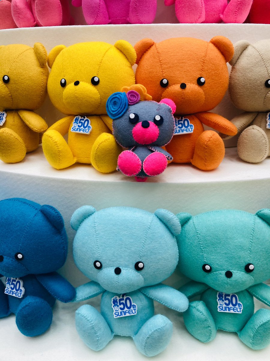 someconosuke's tweet photo. #サンフェルト さんのブースで
推し色くまちゃんの即売会が
始まったよ！

今日が最終日！
会場にいる、みんな！！
今がチャンス☆

写真は、昨日の会場にて。
あまりにも自分の推し色濃すぎて
全く同化しなかった
アタイの自作くまちゃん（　´_ゝ`） https://t.co/JEDcmpmcut