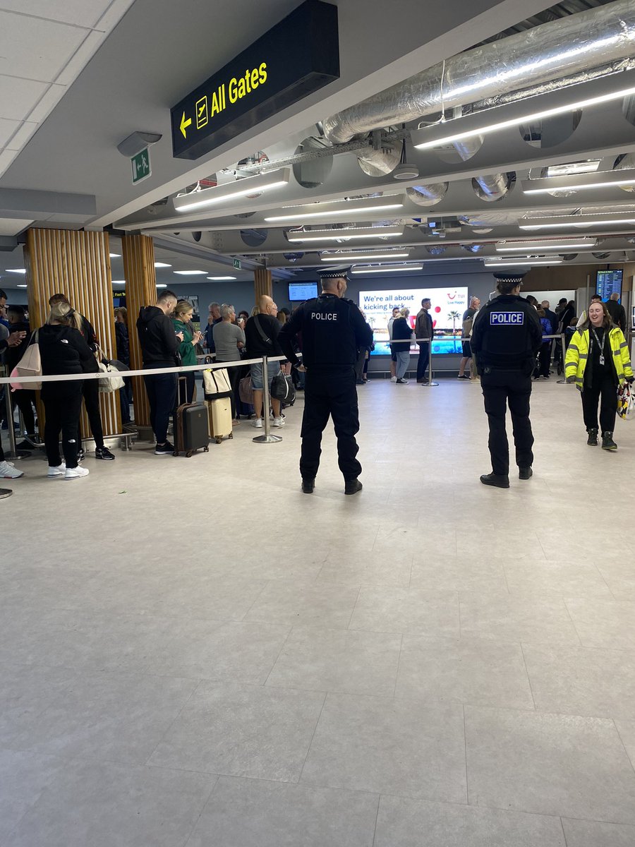 Rise & shine it’s airport time. Our specially trained #ProjectServator officers have had an early start this morning at @LBIAirport working together to keep people safe. Remember if something doesn’t feel right, report it #TogetherWeveGotItCovered