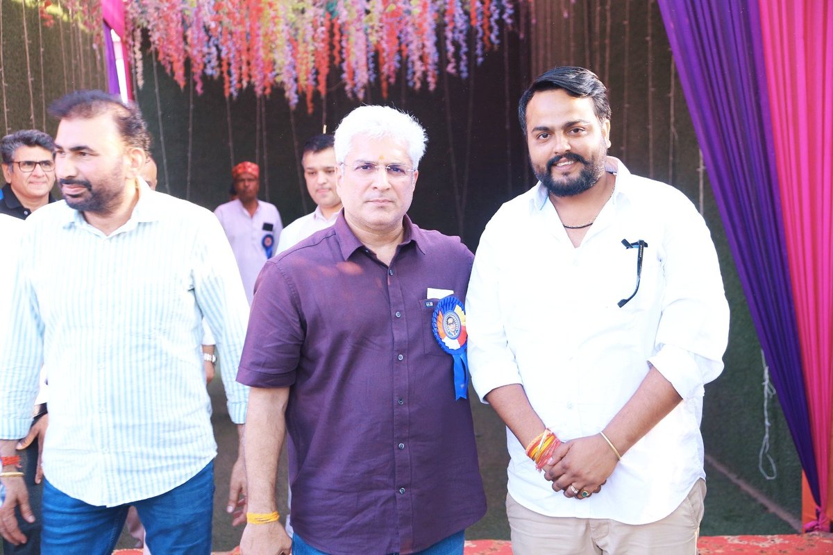 Saurabh_aap007's tweet photo. 📍दिल्ली
लोकसभा चुनाव प्रचार - प्रसार के दौरान दिल्ली सरकार में माननीय परिवहन मंत्री श्री @kgahlot जी से आत्मीय भेंट।
#जेल_का_जवाब_वोट_से #Delhi
#ArvindKejriwalForPM https://t.co/DzJafsLzSV