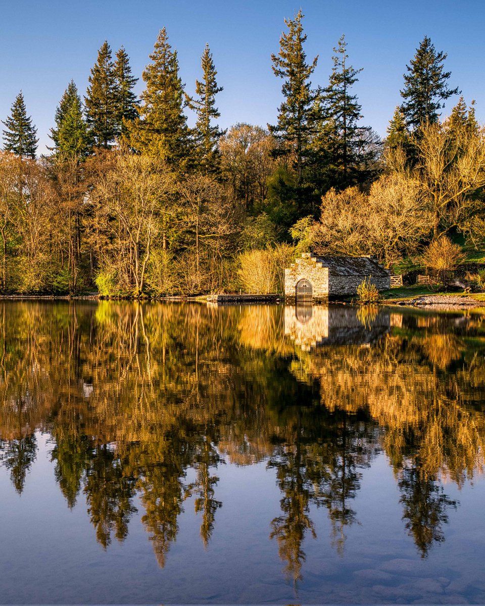 Morning everyone hope you are well. Windermere reflections. It might look warm, but at 6 am, I still had my handwarmers on! Have a great day. #LakeDistrict @keswickbootco