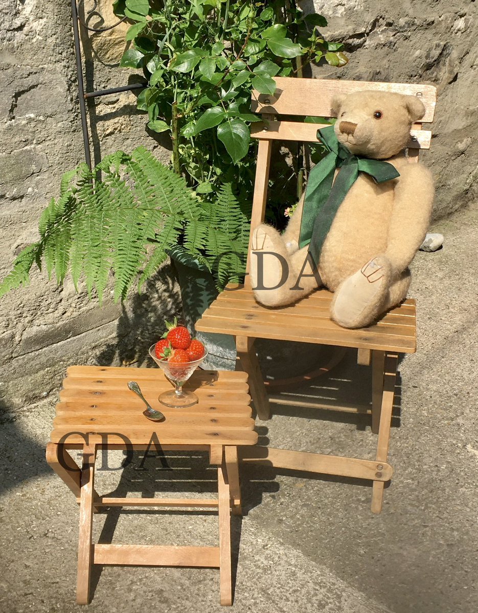 🧸♥️🧸♥️🧸♥️
Good morning #earlybiz
Dreaming of summer! 
An adorable miniature wooden folding chair & stool. Ideal for a teddybears picnic. 
See them & more at,
Dieudonneart.com/antiques

#vintage #ukgiftam #collectables #furniture #ukgifthour #wood #miniature #decor #ukweekendhour