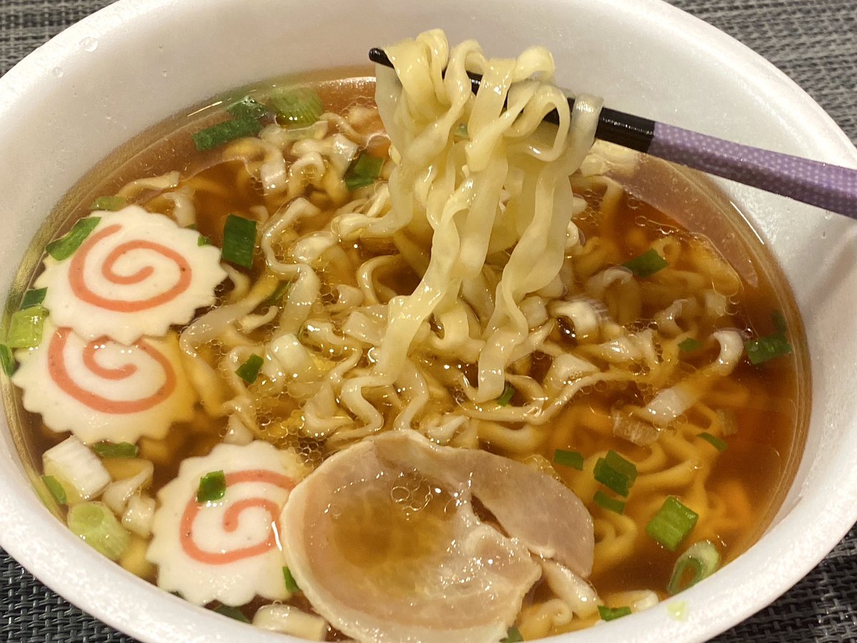 カップうどんのような幅広麺がもちもち食感ですごく好み。スープはコク深い醤油を使用。パッと見はサラッとしてるけど油がたっぷり浮かび、鶏と魚介の旨味も感じる厚みのある味。麺とスープの相性も完璧。うまい！

#カップの麺ぜんぶ食う
くじら食堂監修 醤油ラーメン／寿がきや