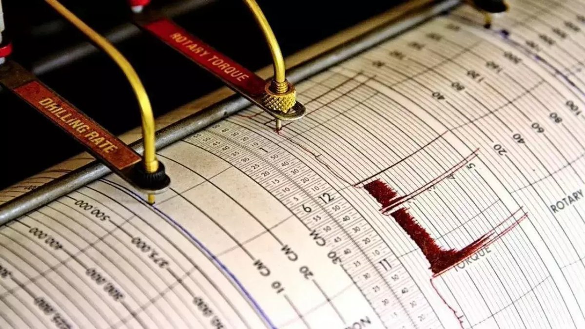 Erzincan/ Saat 01.30 sıralarında merkez üssü Erzincan'ın Tercan ilçesi olan 4,1 büyüklüğünde bir deprem yaşandı. Sarsıntının derinliğinin 15.6 kilometre olduğu belirtildi.