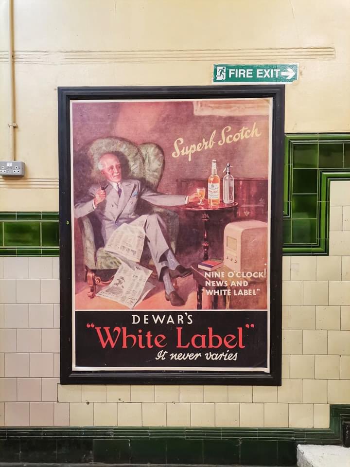 Eski Piccadilly Line üzerindeki artık kullanılmayan, terkedilmiş durumdaki Strand Station içerisinden bir reklam.