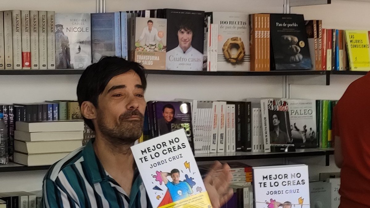 Hace dos años en la Feria del Libro le hice una foto a 'el bueno' con el libro de 'el malo' detrás. 😆