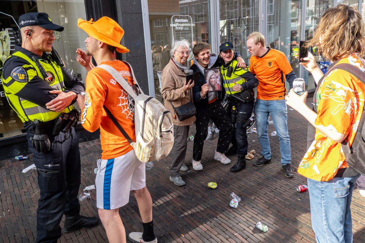 Vandaag is het #Koningsdag. Viert heel Nederland #feest. Duizenden politiemedewerkers zetten zich in om er in Emmen, maar ook in de rest van het land, voor iedereen een mooie dag van te maken. Tegen alle feestvierders wil ik zeggen: geniet van en met elkaar! #politie #waardering