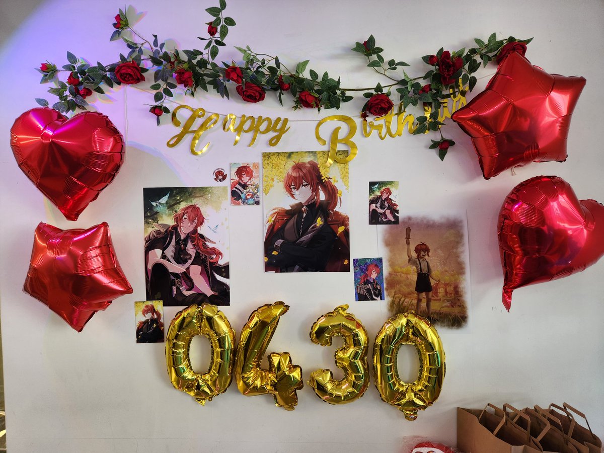 noirblanchat04's tweet photo. #어르신_생일엔_외출금지입니다

공작님!! 덕분에 원신을 시작하게 되었는데!!! 생일 축하드려요❣️ 멋진 생크 열어주셔서 너무 감사합니다🥺🥺🥺 굿즈 퀄리티, 장소 인테리어도 너무 좋아서 기쁜 마음으로 왔다갑니다!! 지인분들이 받았던 굿즈들 빌려서 세트 완성!! 🥰 평생 간직할게용 https://t.co/uo1AGv8War
