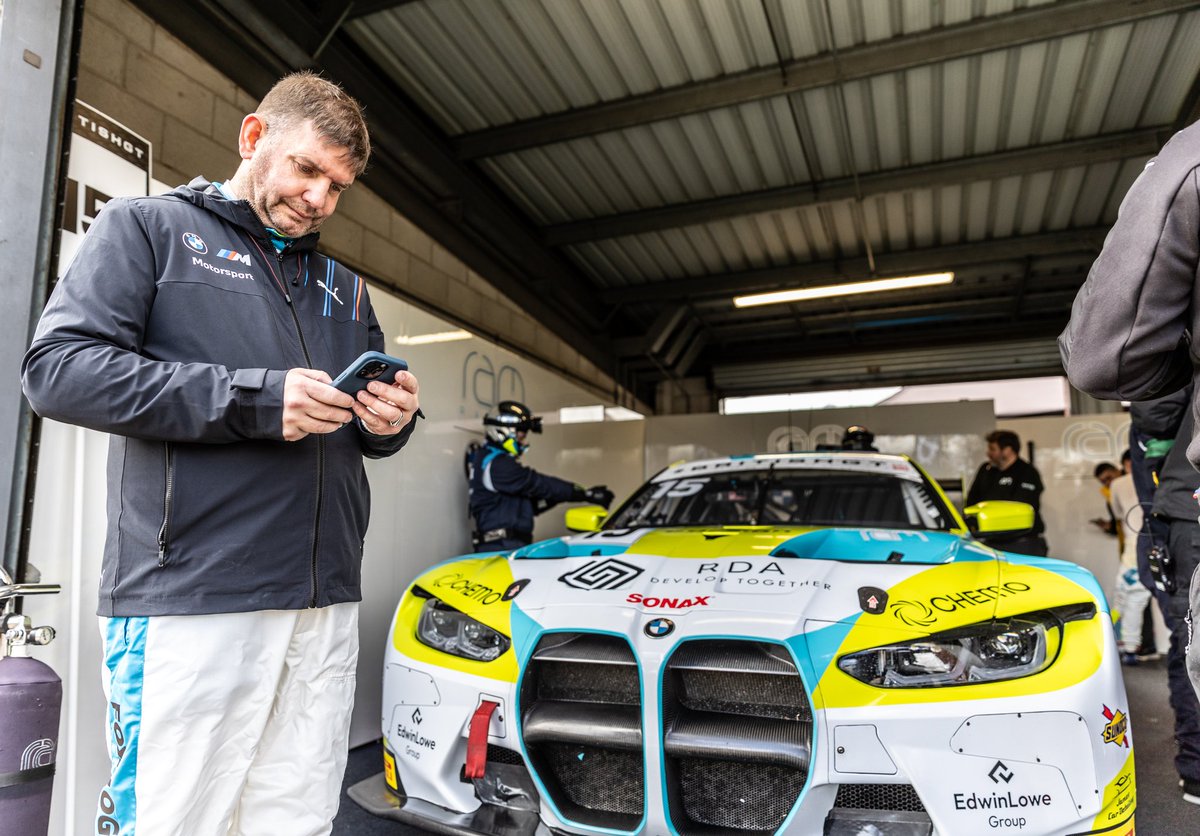 📱 'John Ferguson is typing...' ...We promise you he's letting people know when to tune in 😉 Key Silverstone times for today: 🟢 Free Practice at 9:30 🟢 Pre-Quali at 12:05 ⏱️ Qualifying from 15:55 📸 @MatActon