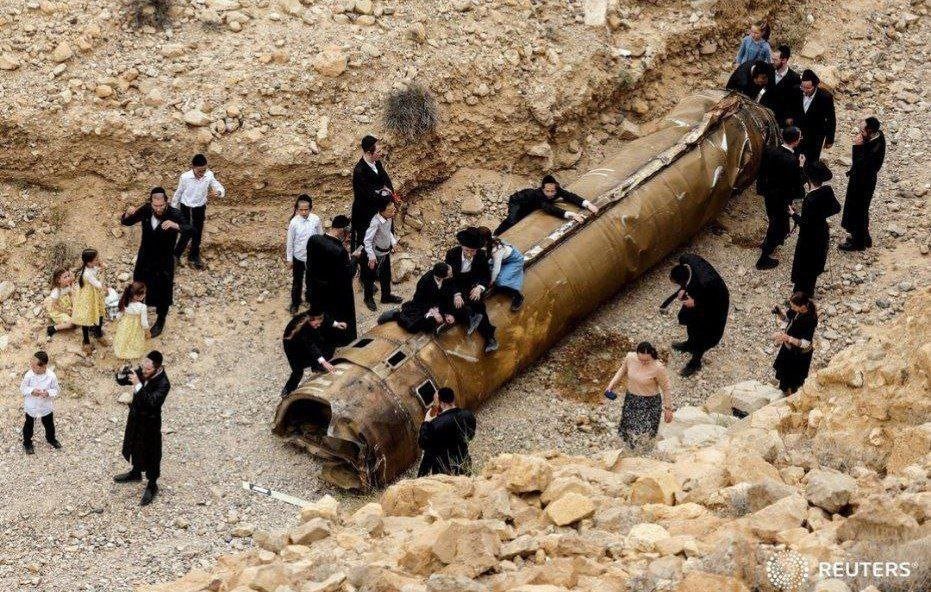 Devils around Iranian missile booster in Israel
#LetGazaLive 
#FreePalestine