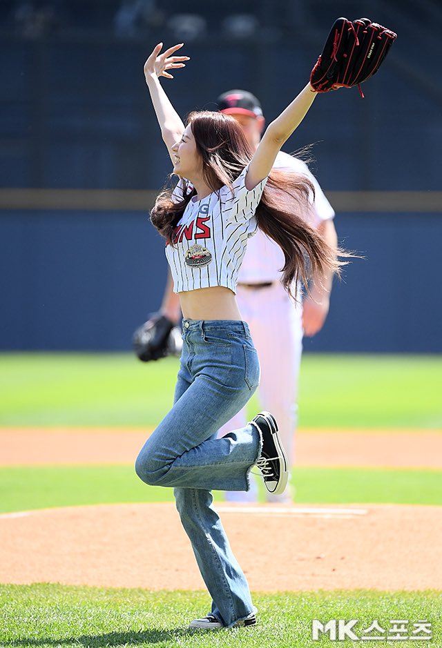 ⚾️ TWICE Sana threw the ceremonial first picth for LG Twins
