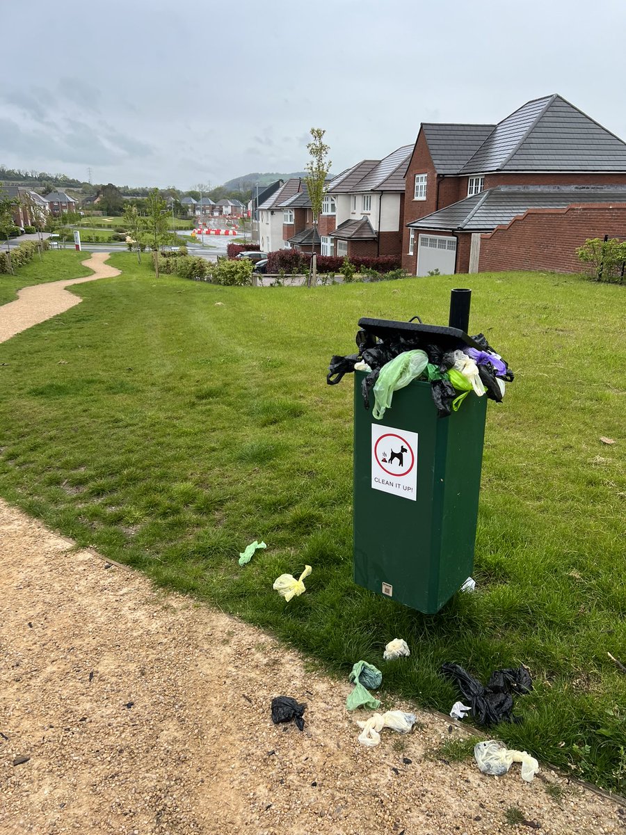 A different type of street scene on the @Redrow estate in Llanwern Great Milton Park! Not a great advert for our community of dog owners and walkers.