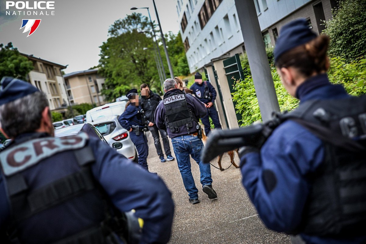 #OpérationPlaceNette | Fin de l'opération #PlaceNetteXXL dans l'Essonne. 1 800 agents de la @PoliceNat91 et @Gendarmerie_091 étaient engagés. 
➡️ 170 interpellations, 
➡️ 22 armes saisies.
➡️ 71 véhicules ventouses