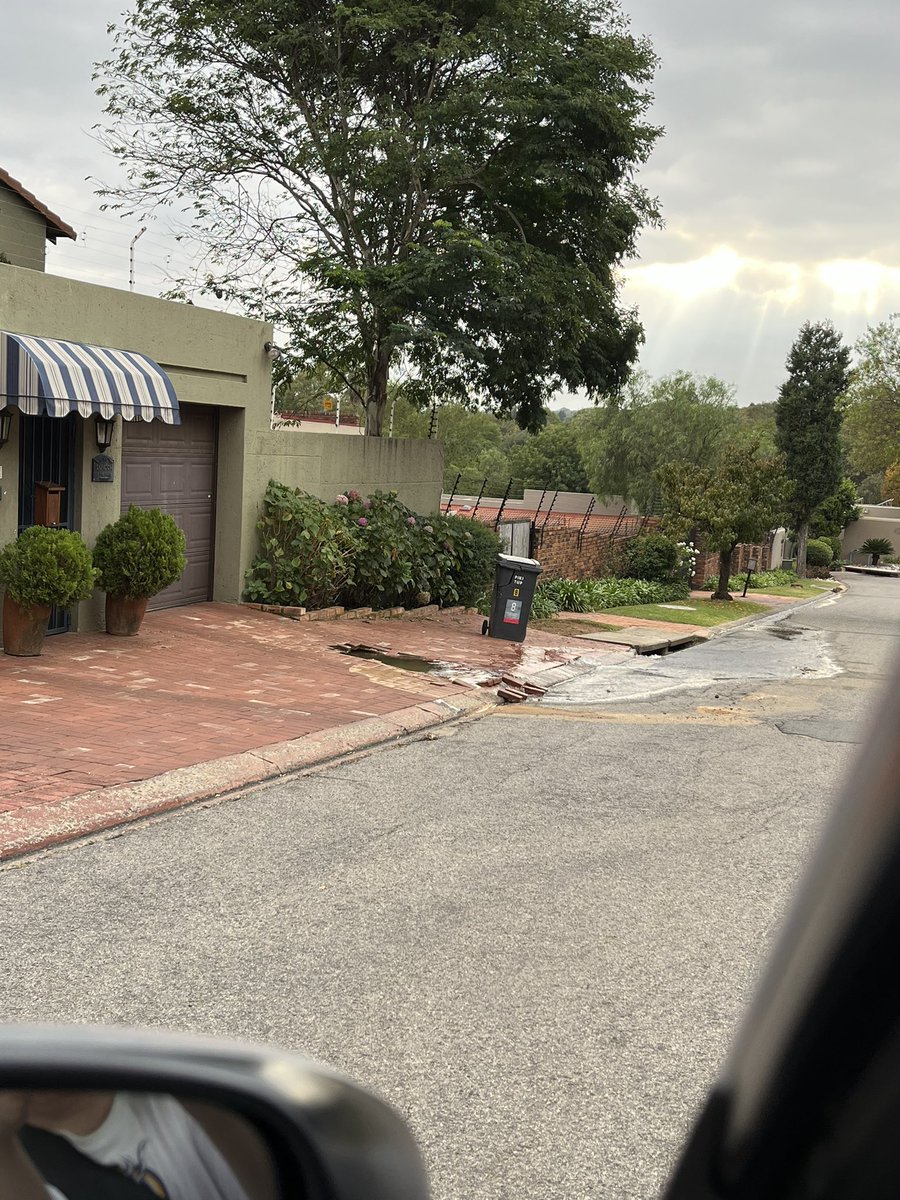jan9_cb's tweet photo. @JHBWater @CityofJoburgZA Burst Pipe The Grail Street, Edenburg https://t.co/XhbiOdIPAr
