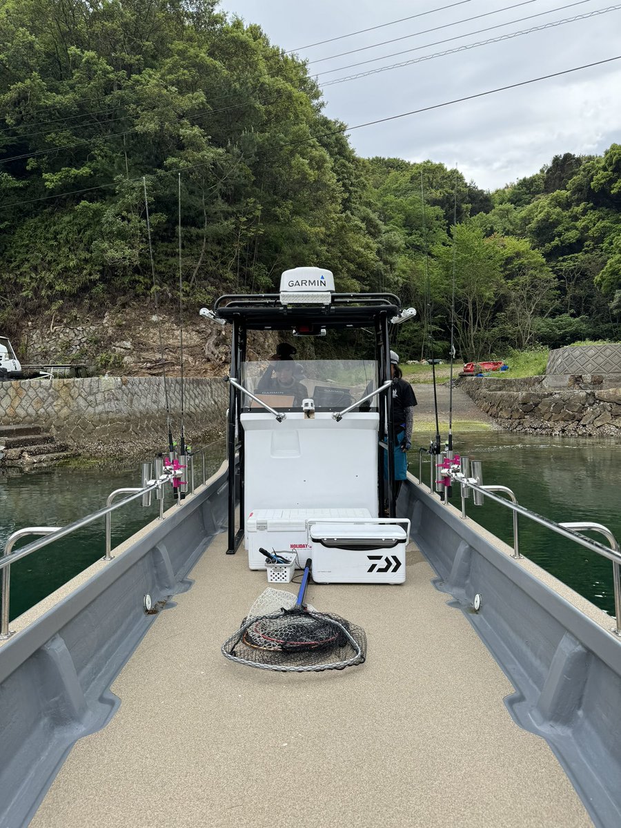 morizo57's tweet photo. ちょっと前ですが、伊勢志摩でボートヒラスズキ＆ロックフィッシュ釣行してきました。
そよ風も吹かないベタ凪。サラシ無しの打つ手無しでしたが、なんとか絞り出して本命ヒラスズキキャッチ😊
シルバーウルフタックルでアカハタも！（写真は元球児さんから拝借） 
大阪から三重へ移住し、Bottom knock伊勢志摩として再スタートを切ったカンタ船長に楽しませて貰いました！ 次はサラシばっちりのタイミングで挑戦したいです笑 
#ダイワ #シルバーウルフ #アーバンシュリンプ #ラブラックスAGS #セルテート4000CXH #シーバスジグヘッドSS